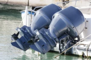 Dos motores fueraborda de barco mostrando hélices y colas metálicas expuestas al gua.