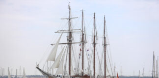 Salida del buque escuela 'Juan Sebastián de Elcano'