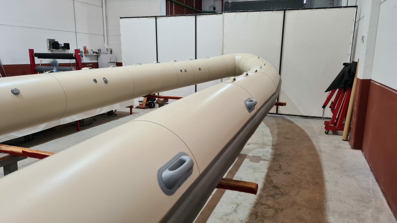 Flotador de Neopreno-Hypalon para embarcación neumática o semirrígida expuesto como ejemplo de retubing profesional.