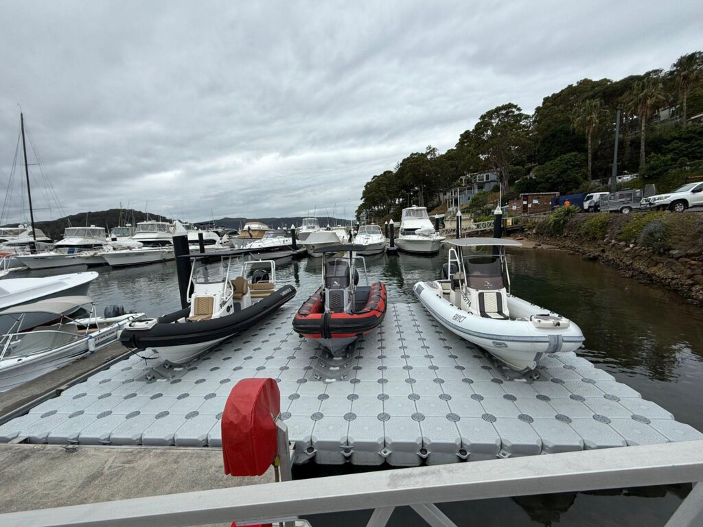 Pantalán flotante con embarcaciones deportivas amarradas en una marina Pantalán flotante en un puerto deportivo: la infraestructura básica de cualquier marina moderna.