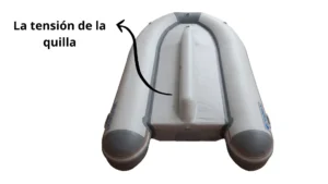 Vista inferior de una lancha con flecha que indica la tesión de la quilla en una embarcación neumática o semirrígida buen inflada. 