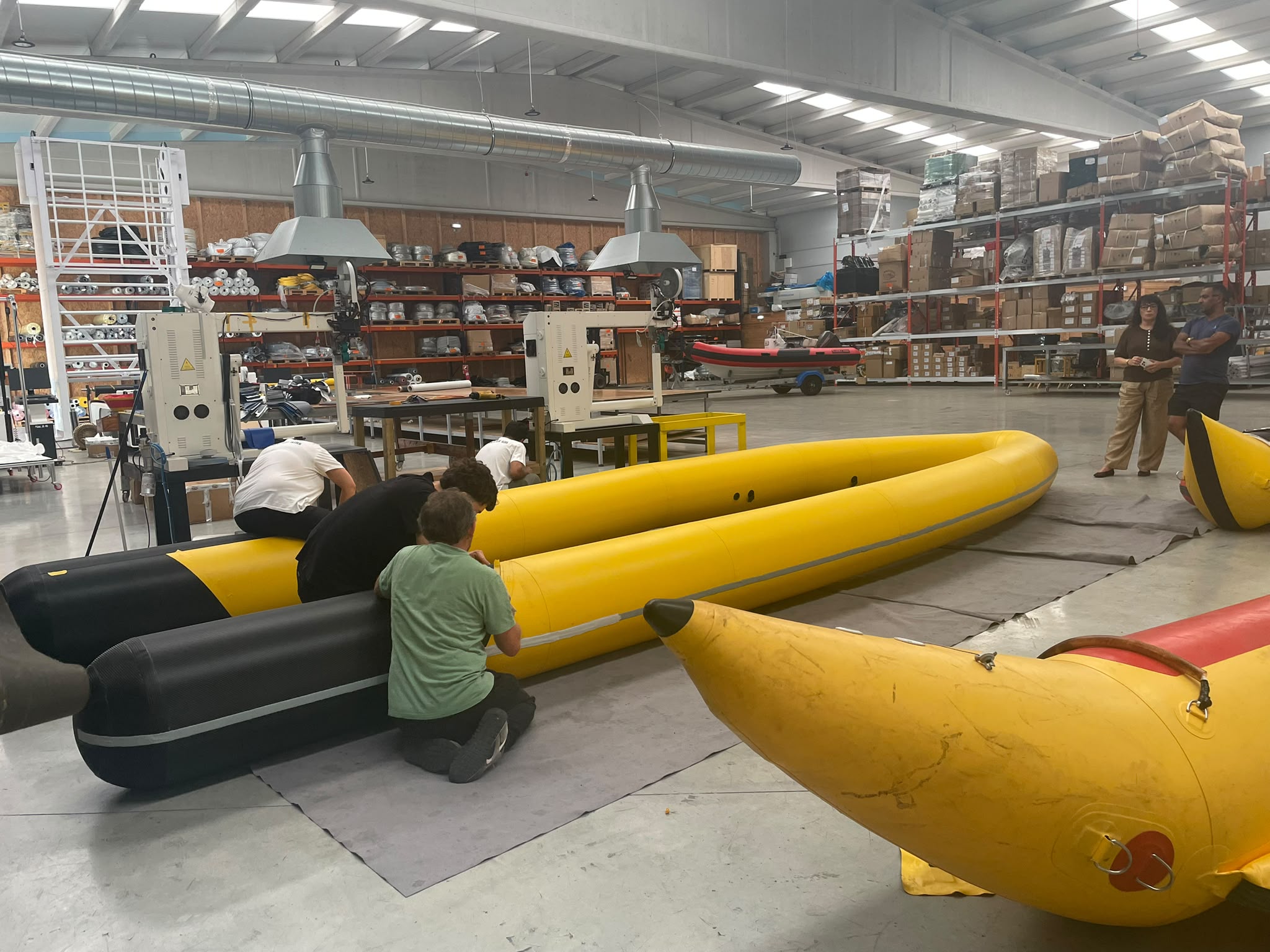 Formación en reparación de embarcaciones con demonstración práctica de flotadores neumáticos