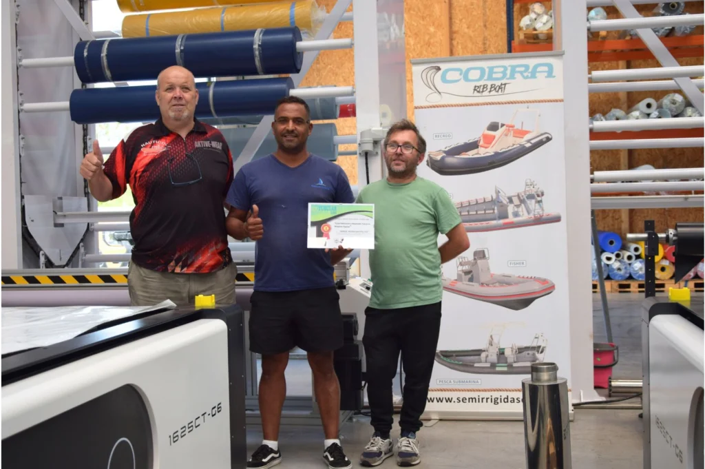 Entrega de diploma durante la formación en reparación de embarcaciones organizada por Tubular Ribs.