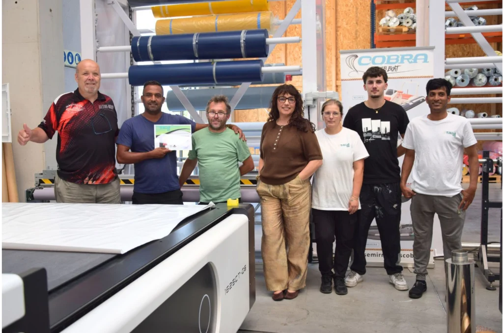Formación en reparación de embarcaciones con lo participante y el equipo de Tubular Ribs durante la jornada técnica sobre reparación de flotadres.