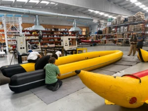 Formaciónen reparación de embarcaciones con demonstración práctica de flotadores neumáticos.