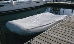 Fundas para embarcaciones gris para neumática en el agua