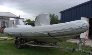 Fundas para embarcaciones gris para neumática en el agua