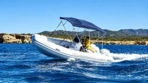 Toldo Bimini para barcos en embarcación neumática navegando por el mar