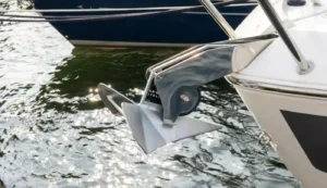 Ancla tipo arado instalada en la proa de una embarcación para garantizar un fondeo seguro.