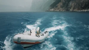 Semirrígida blanca con motor fueraborda navegando junto a la costa.