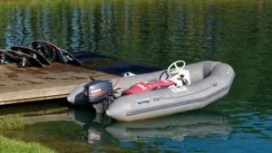 Embarcación neumática con motor fueraborda Yamaha de 9,9CV amarrada junto a un muelle.