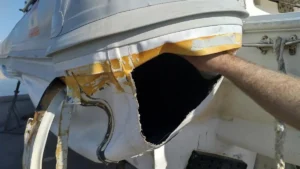 Rotura grande en la estructura de una embarcación que quiere una reparación