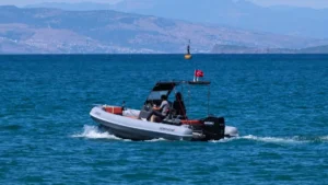 Embarcación semirrígida gris con motor fueraborda navegando por el mar